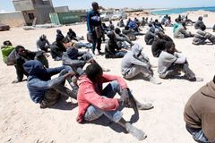 Velmoci chtějí vyzbrojit jednu z vlád v Libyi. Má bojovat proti IS a zastavit uprchlíky