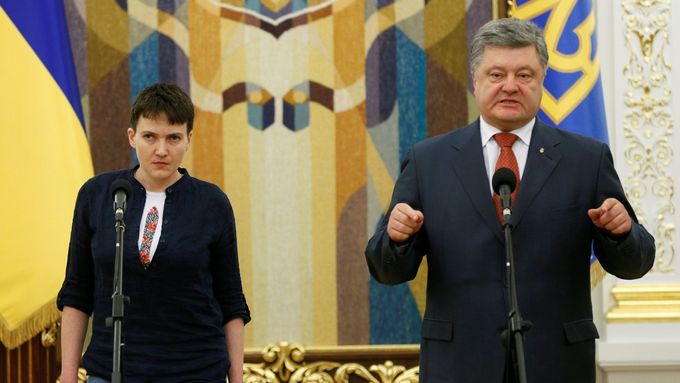 Nadija Savčenková a Petro Porošenko během tiskové konference v prezidentském paláci.