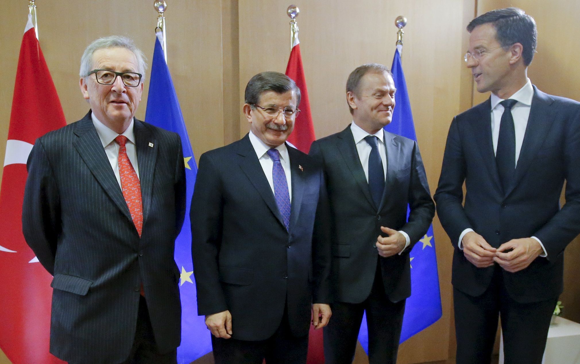 Turecký premiér Davutoglu s prezidentem Evropské komise Junckerem, předsedou Evropské rady Tuskem.
