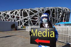 Jak je novinářům v Pekingu: Musí mít aplikaci v mobilu, internet ale běží bez omezení