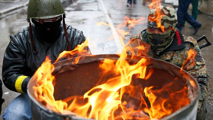 Proruští separatisté se scházejí u barikády ve městě Slavjansk