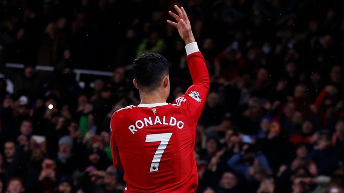 Cristiano Ronaldo slaví gól, kterým rozhodl o vítězství Manchesteru United 3:2 nad Arsenalem