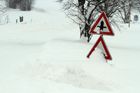 Kvůli sněhu jsou zavřené některé silnice, situace se ale zlepšuje