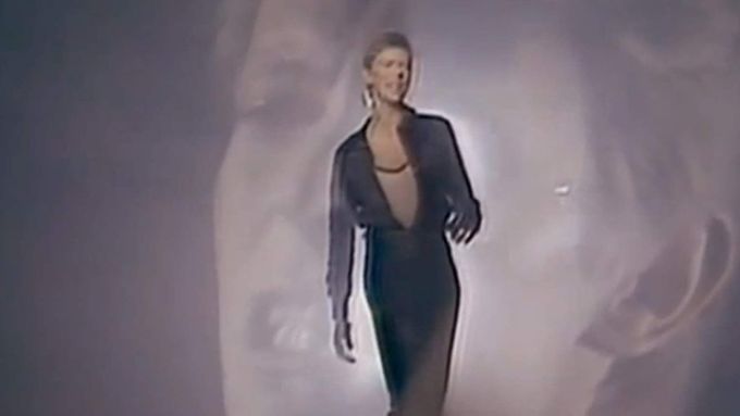 Videoklip k Bowieho skladbě Heroes z roku 1977.