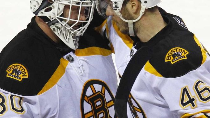 David Krejčí děkuje svému brankáři. Postup do finále je pro Bruins úspěchem, ale chtějí víc.