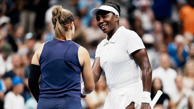 Venus Williamsová gratuluje Karolíně Muchové k postupu na US Open.