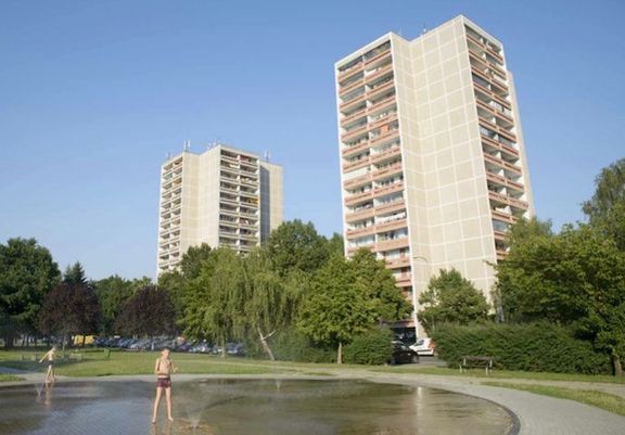Hradec Králové – Labská Kotlina II / architekt: Břetislav Petránek, projekt 1958–1964, realizace 1969–1979 / Původní brouzdaliště v centru druhého okrsku zaniklo,