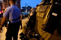 Střelec ve Filadelfii zranil šest policistů. Zabarikádoval se v domě a pálil po nich