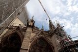 Pařížská katedrála Notre-Dame se opět otevře pro věřící i veřejnost během roku 2024. Při návštěvě staveniště to minulý čtvrtek oznámila francouzská ministryně kultury Rima Abdul-Malaková, informovala stanice BFM TV.
