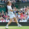 Britský tenista Andy Murray odráží míček na Švýcara Rogera Federera ve finále Wimbledonu 2012.