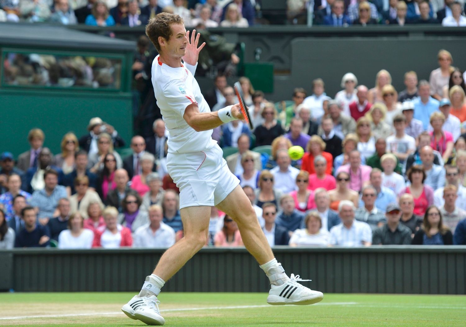 Britský tenista Andy Murray odráží míček na Švýcara Rogera Federera ve finále Wimbledonu 2012.
