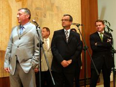 Předsedové Topolánek, Kalousek a Bursík vyhlížejí Jiřího Paroubka, který nakonec na společnou tiskovou konferenci nepřišel.