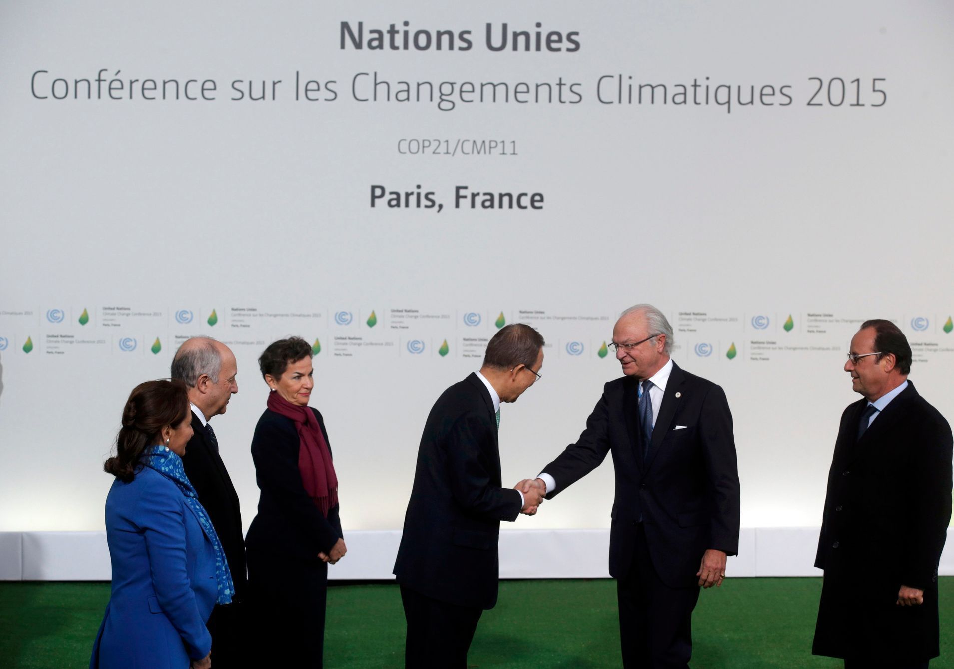 Účastníci Klimatické konference v Paříži, generální tajemník OSN Pan Ki-Mun, Francois Hollande a švédský král Carl Gustaf