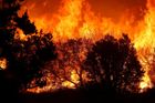 Kalifornií postupují ničivé požáry, hasiči evakuovali desítky domů