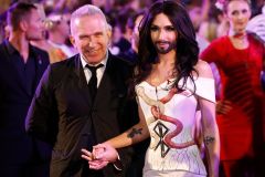 Hvězdou plesu proti AIDS nebyl Clinton, ale Conchita Wurst