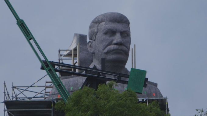 Filmaři vytvořili hlavu Josifa Stalina, která shlíží z Letné na Prahu. Sochu vyrobili kvůli filmu o tvůrci původního sousoší.