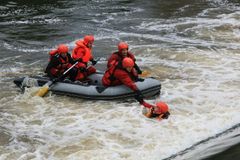 Na řece Kamenici se převrátil raft s pěti vodáky, jedna žena zemřela