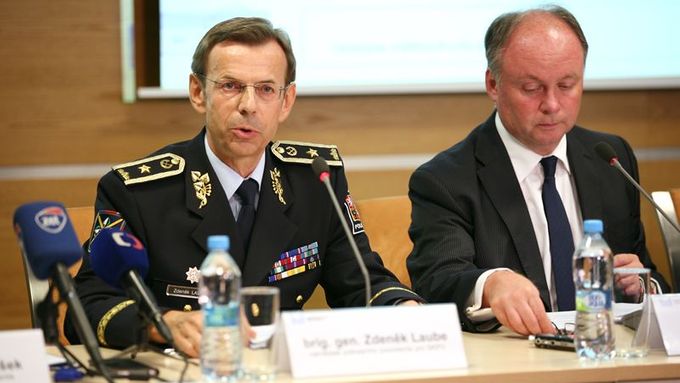 Zdeněk Laube (vlevo) se šéfem nové Národní centrály proti organizovanému zločinu Michalem Mazánkem.