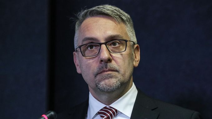 Ministr obrany Lubomír Metnar (za ANO) odmítl, že by chystal změnu zákona, který by oslabil roli parlamentu v době krize.