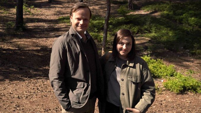 Nový krimiseriál Mladá krev přináší napínavé případy, generační střety, humor i klasické vztahové zvraty. Na snímku Kryštof Hádek a Julia Issa.