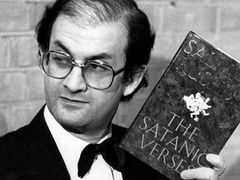 Rushdie se svými Satanskými verši.