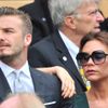 Anglický fotbalista David Beckham a jeho žena zpěvačka Victoria sledují finále Wimbledonu 2012.