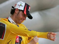 Jezdec týmu Iles Baleares Oscar Pereiro Sio si obléká po třinácté etapě 93. Tour de France žlutý trikot pro vedoucího závodníka.