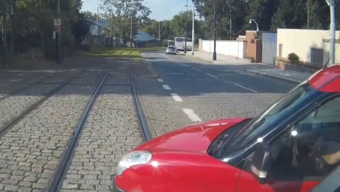 Záběry z pražské tramvaje: chodci neuvěřitelně riskují a řidiči nekontrolují zpětná zrcátka