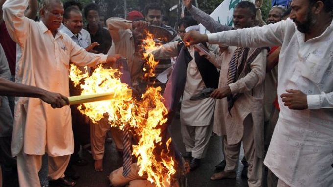 Protesty proti pálení Koránu, které pator Jones oznámil na loňské výročí pádu Dvojčat.