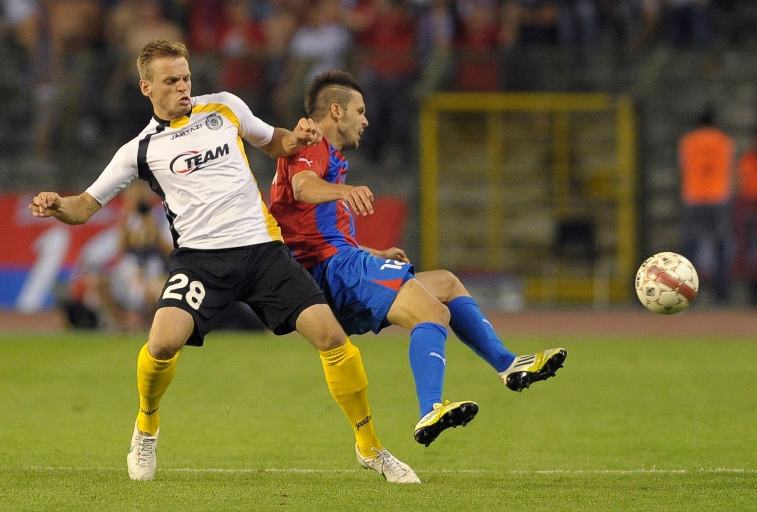 Fotbalista Viktorie Plzeň Michal Ďuriš padá po zákroku Laurense De Bocka v utkání Evropské ligy 2012/13 s Lokerenem.