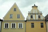 Úštěk se pyšní pozdně gotickými domy, a byť je jen sedmdesát kilometrů od Prahy, na turisty je v celku chudý. Osudem připomíná města v pohraničí, kde po mnichovské dohodě nadobro zmizela většina původních obyvatel a převládla vykořeněnost.