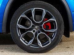 Kodiaq RS vyjíždí z fabriky standardně na 20" kolech. Jedna zimní pneumatika patřičného rozměru 235/45 R 20 vyjde na 9000 korun.
