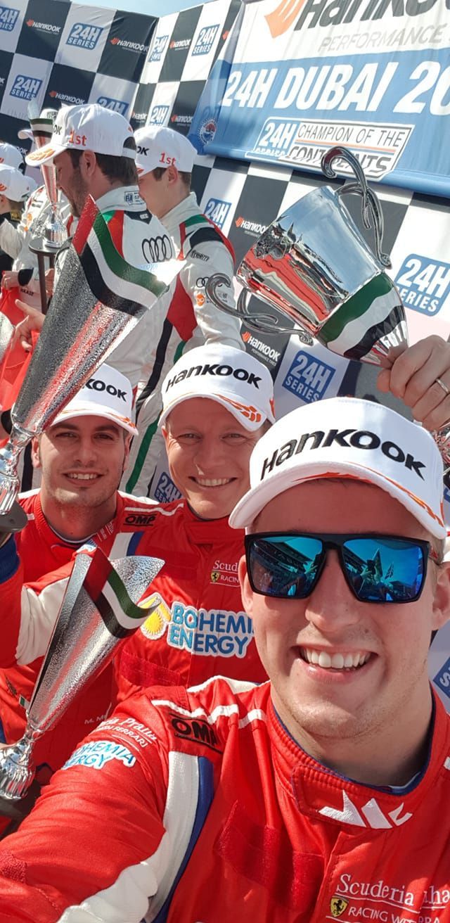 Josef Král, Jiříi Písařík a Matteo Malucelli slaví třetí místo v závodě 24h Dubaj.