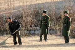 Severokorejský voják prchl do Jižní Koreje, při útěku ho jeho kolegové postřelili