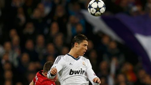 Liga mistrů: Real Madrid - Manchester United:  Rafael da Silva (v bílém) - Phil Jones