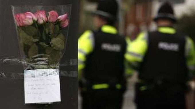 Policisté procházejí kolem květin, položených v Ipswichi na památku pěti zavražděných žen.