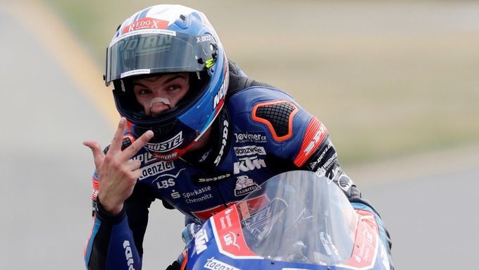 Jakub Kornfeil slaví třetí místo v závodě Moto3 v Brně