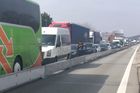 Dálnice D1 ve směru na Brno stojí. U Velké Bíteše se srazilo šest osobních aut s nákladním vozem
