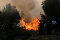 V Řecku se podařilo zastavit postup největších požárů. Předpověď ale hlásí silný vítr