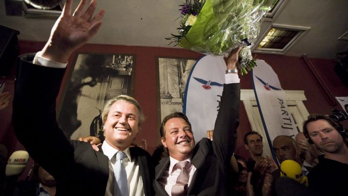 Geert Wilders oslavuje. Jeho strana v novém europarlamentu obsadí podle odhadů čtyři křesla