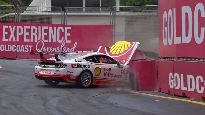 Havárie Brodieho Kosteckiho v Surfers Paradise