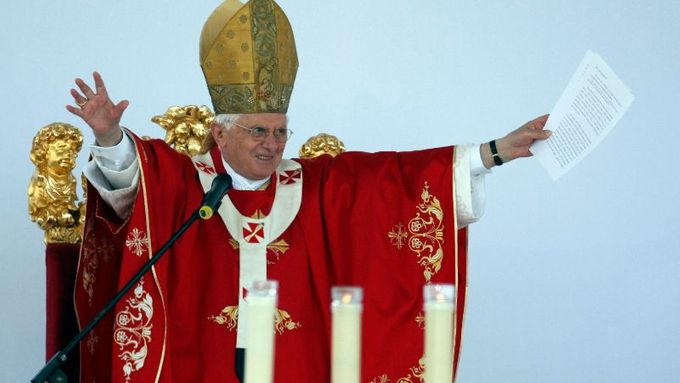 Pope Benedict XVI. addressing a crowd of 50,000 in Stará Boleslav
