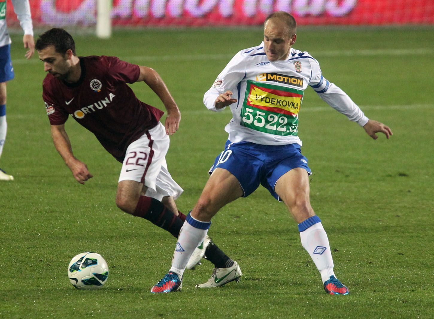 Fotbalista Sparty Josef Hušbauer běží přes Pavla Mezlíka v utkání proti Brnu během 14. kola Gambrinus ligy 2012/13.