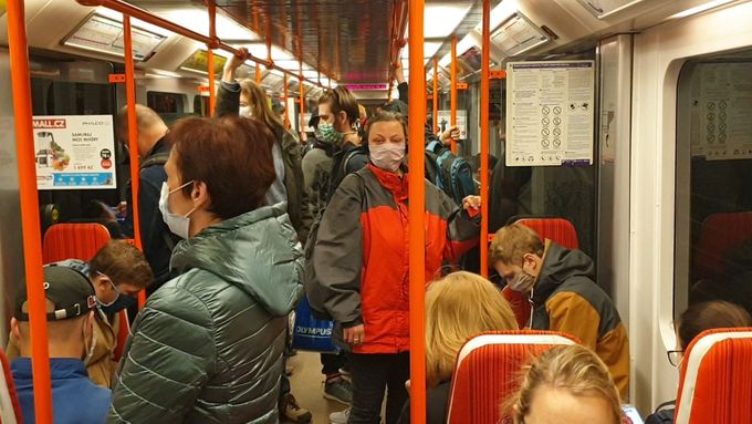 Pražské metro v úterý po Velikonocích bylo plné. Odborníci marně radí opak