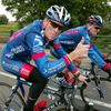 Americký cyklista Lance Armstrong (vlevo) a Floyd Landis jedou trénink z Luzu do Ardidenu v roce 2003.