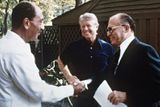 Jednání mezi Izraelem a Egyptem byla složitá, plná nedůvěry a vzájemného obviňování. Ale pod patronací amerického prezidenta Jimmyho Cartera se podařilo historickou dohodu uzavřít v letním sídle prezidentů USA v Camp Davidu 26. března 1979. Izrael prolomil diplomatické obklíčení a Egypt dostal zpět Sinaj. Sadat však za dohodu zaplatil svým životem, v roce 1981 jej zastřelil na vojenské přehlídce odpůrce míru s Izraelem.