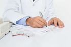 Lékařům zatím nebudou hrozit pokuty kvůli vydávání papírových receptů místo povinných eReceptů