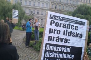 Demonstrace proti Romanu Jochovi