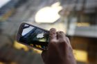 Tržby Applu po třinácti letech klesly. Poprvé se snížil prodej iPhonů, firma předpovídá další propad