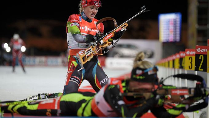 Čeští biatlonisté vyhráli úvodní závod nového ročníku Světového poháru, vyhráli navíc generálku na premiéru smíšených štafet na olympijských hrách.